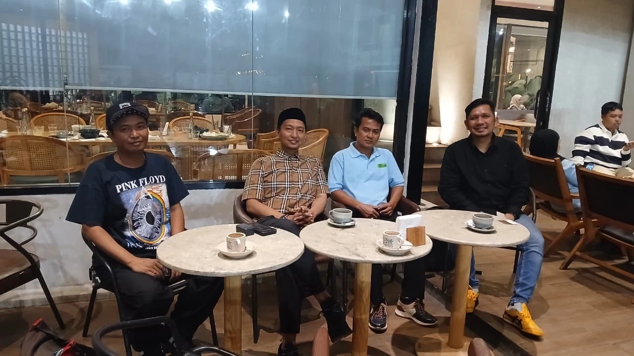 Dr. drg. Muh. Arief Rosyid, M.KM. berdiskusi bersama panitia mematangkan Seminar Internasional Syekh Yusuf Al-Makassari sebagai forum strategis menghidupkan kembali warisan intelektual, solidaritas Global South, dan jejaring kolaborasi internasional dalam rangka Dies Natalis ke-70 Universitas Hasanuddin. (Foto:Dok.Pribadi).